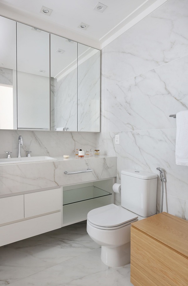 Banheiro com porcelanato acetinado marmorizado