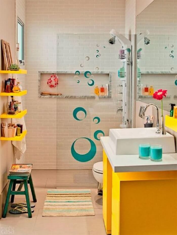 Invista em prateleira para banheiro colorida para alegrar o ambiente