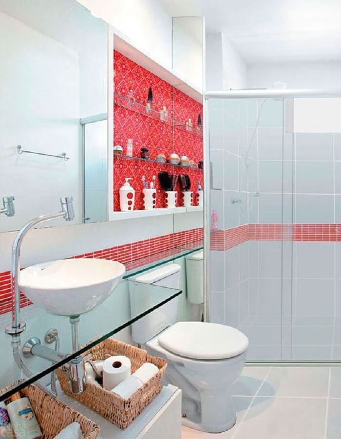 Prateleira para banheiro com vidro embutida na parede