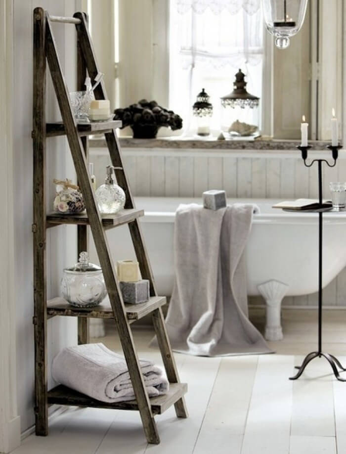 Prateleira para banheiro criativa com design de escada