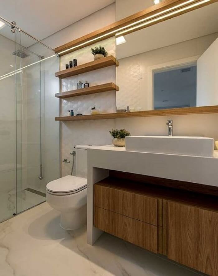 Traga um toque mais aconchegante para o ambiente incluindo prateleira para banheiro de madeira