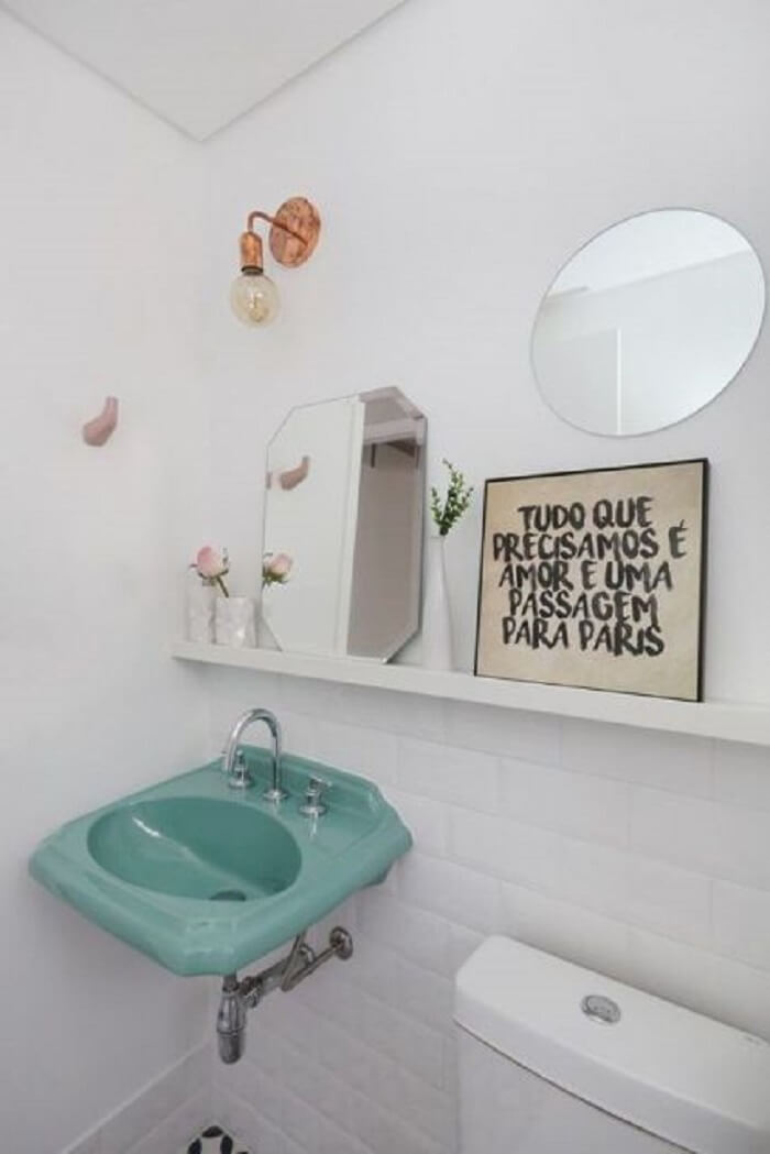 A prateleira para banheiro pequeno serve de apoio para espelho