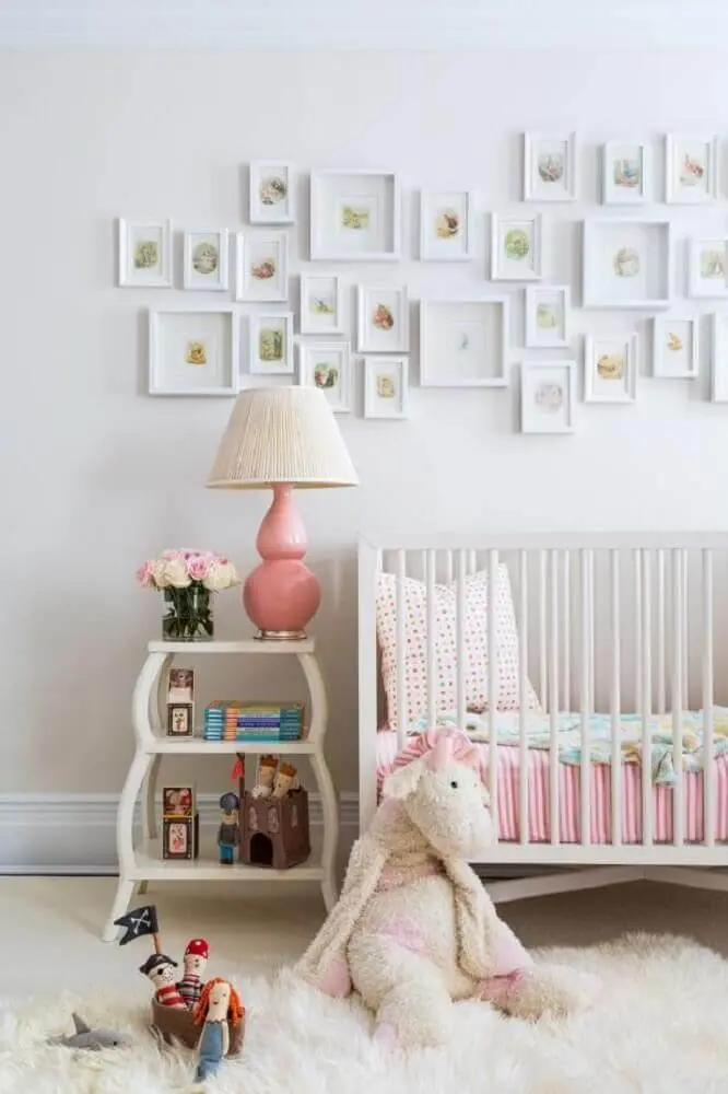 decoração clean para quarto de bebê feminino simples e barato com quadrinhos na parede Foto HGTV