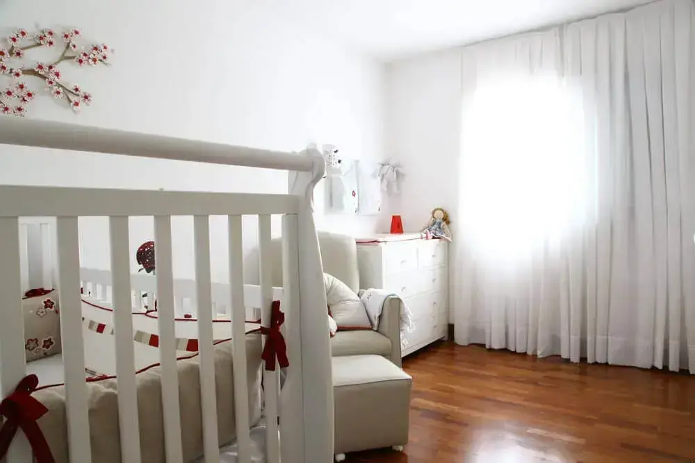 decoração quarto de bebê simples todo branco com piso de madeira Foto Anna Paula Moraes