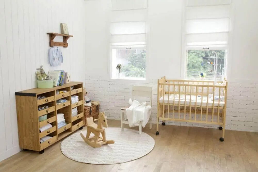 decoração de quarto de bebê simples e barato com móveis de madeira Foto When In Man Old Man