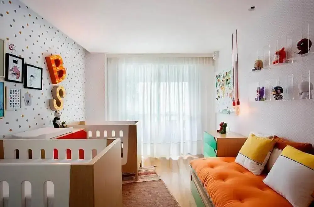 decoração moderna e colorida para quarto de bebê gêmeos simples Foto Cesar Valenccia