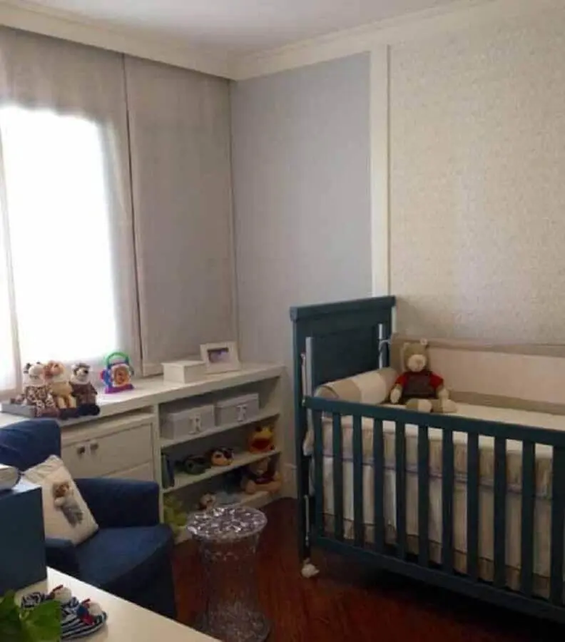 decoração para quarto de bebê masculino simples com berço e poltrona azul Foto Revista VD