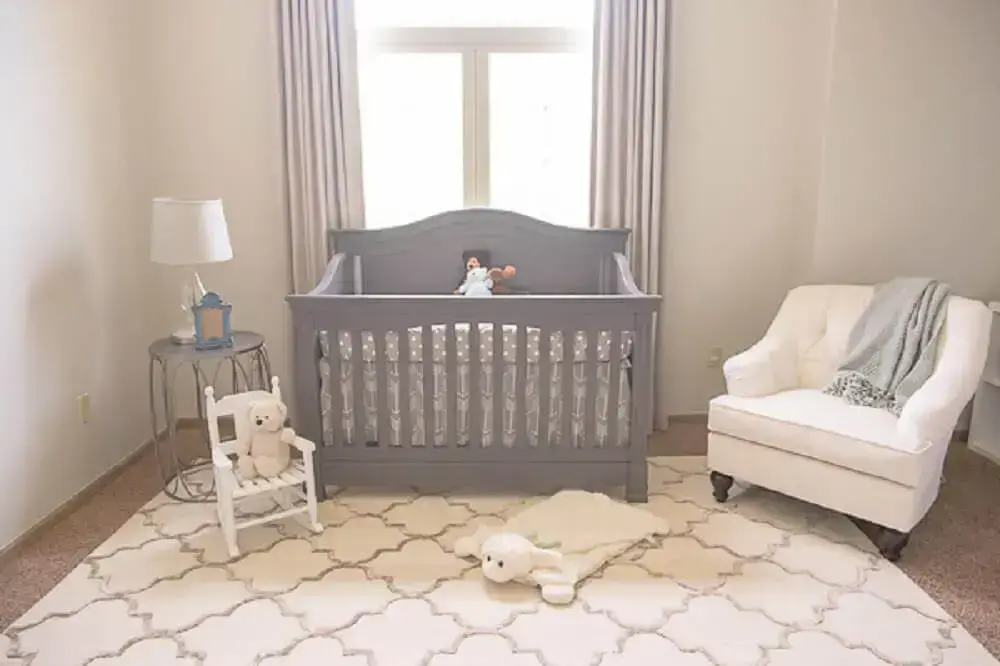 decoração quarto de bebê masculino simples com tapete branco e berço cinza Foto Sengerson