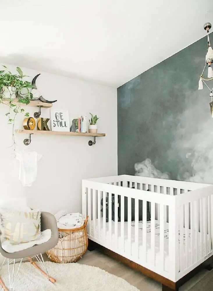 decoração quarto de bebê simples com berço branco e parede pintada de verde com manchas brancas Foto Design Asylum Blog
