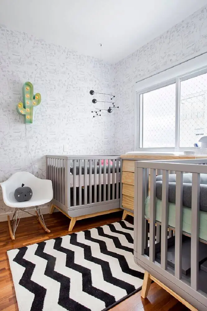 decoração quarto de bebê simples com luminária de cacto e tapete listrado preto e branco Foto Pinterest