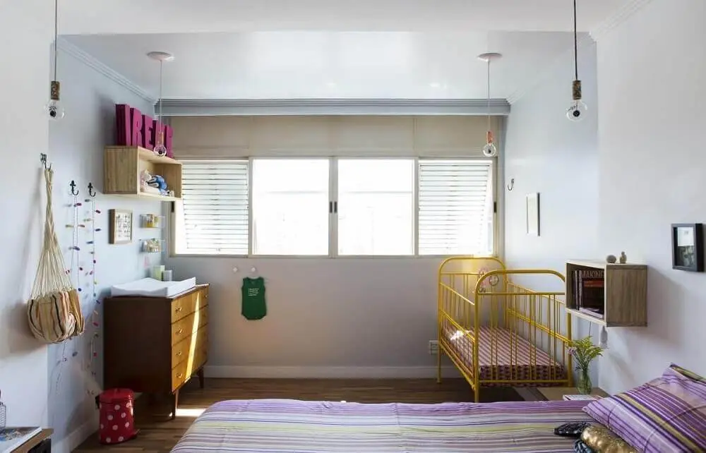 decoração quarto de bebê simples e barato com berço amarelo e cômoda de madeira Foto Viva Decora