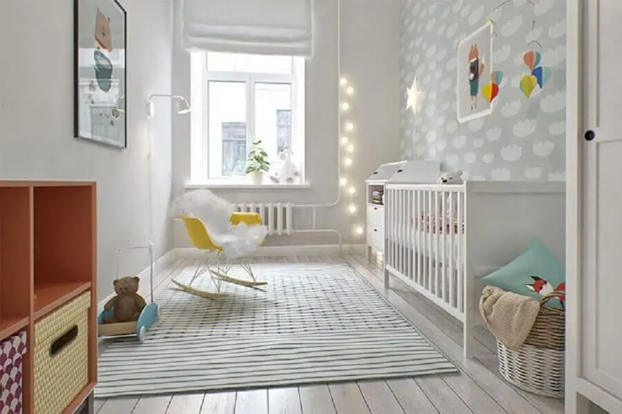 estilo moderno para decoração de quarto de bebê simples com papel de parede luminária branca e cadeira de balanço 