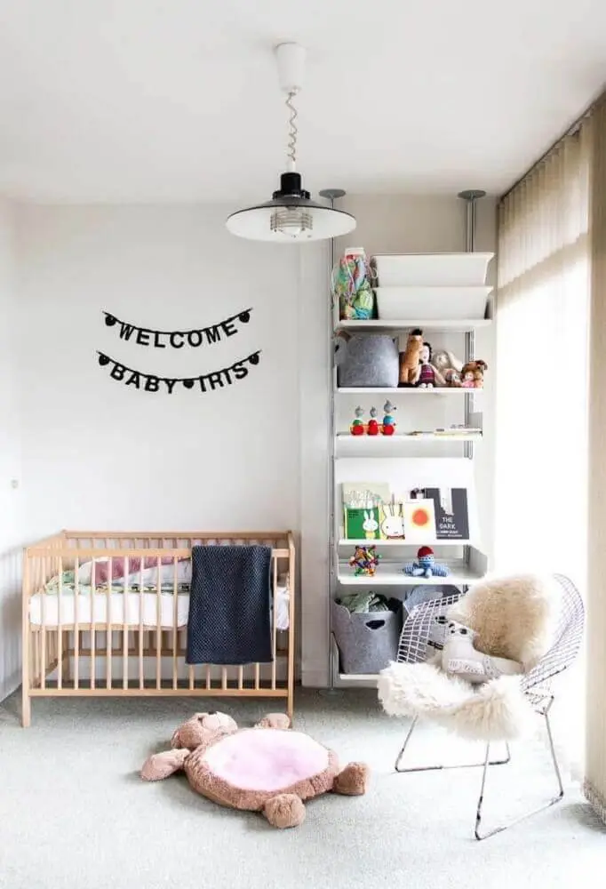minimalismo para quarto de bebê simples decorado com poltrona moderna e berço de madeira Foto Home Decoo