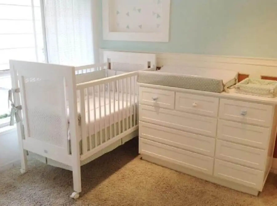 móveis brancos para decoração de quarto de bebê simples e pequeno Foto Lucia Tacla