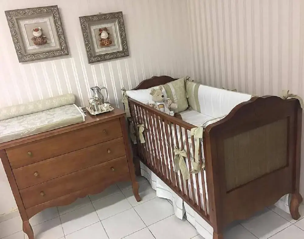 móveis de madeira e papel de parede listrado para quarto de bebê simples e pequeno Foto Iskisita Baby