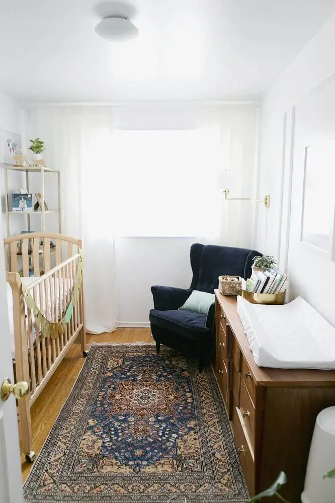 quarto de bebê simples e pequeno decorado com berço e cômoda de madeira Foto Apartment Therapy