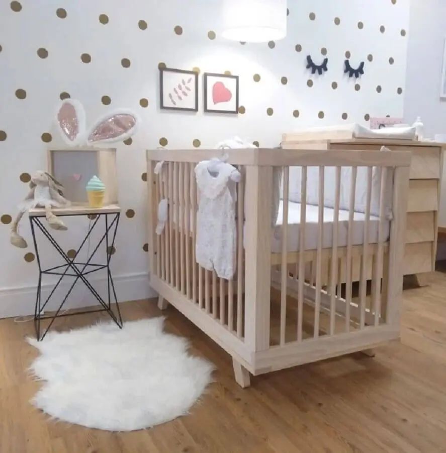 quarto de bebê simples decorado com papel de parede de bolinhas douradas Foto Pinterest