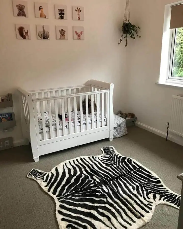 quarto de bebê simples decorado com tapete de zebra Foto Jordon Clarker