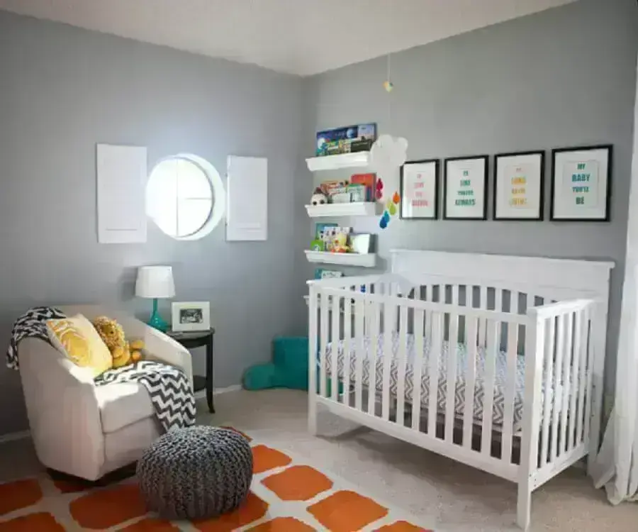 decoração quarto de bebê masculino simples em tons de cinza e laranja Foto Acrossee