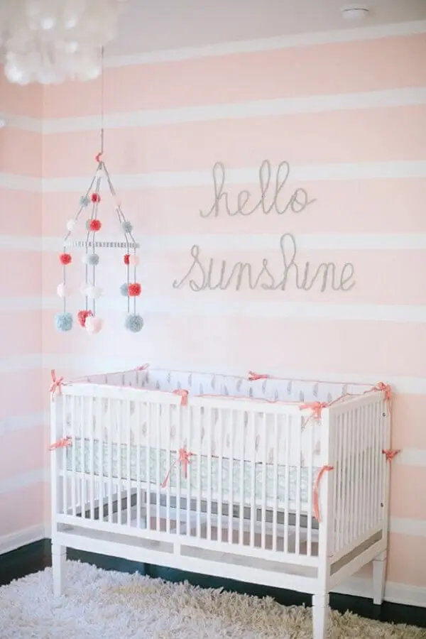 quarto de bebê simples feminino decorado com papel de parede listrado Foto Bebê com Estilo