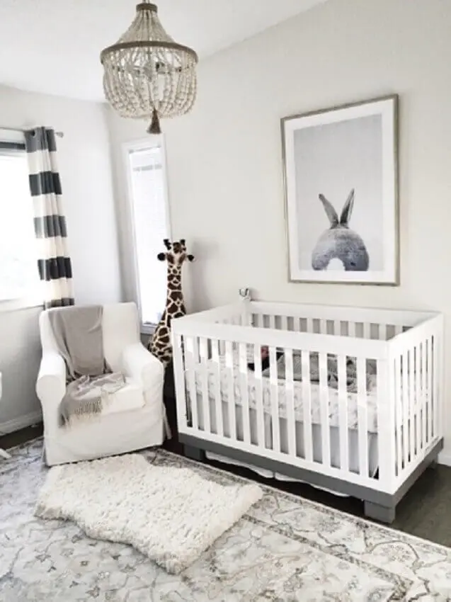 decoração de quarto de bebê masculino simples em tons de banco e cinza com cortina listrada e girafa de pelúcia Foto Pinterest