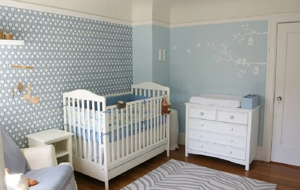 decoração de quarto de bebê masculino simples com papel de parede azul e móveis brancos Foto Decoist