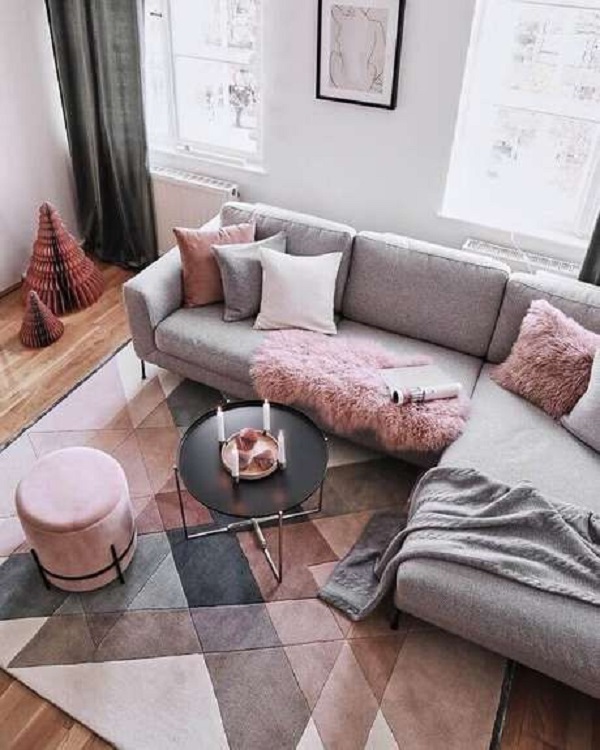 Decoração de sofá com manta e almofadas