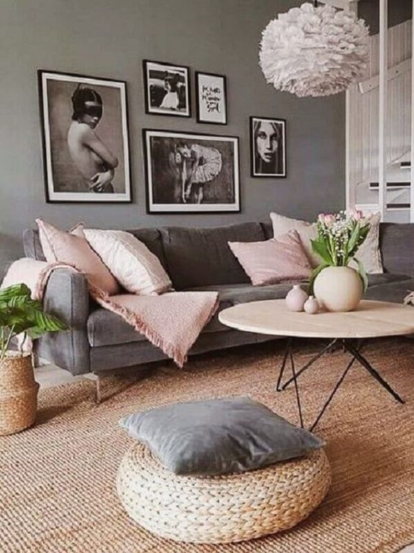 Decoração de sofá com manta rosa