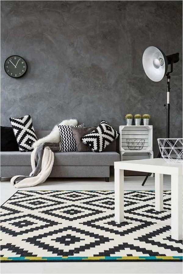 Marmorato na parede com sofá cinza e tapete preto e branco