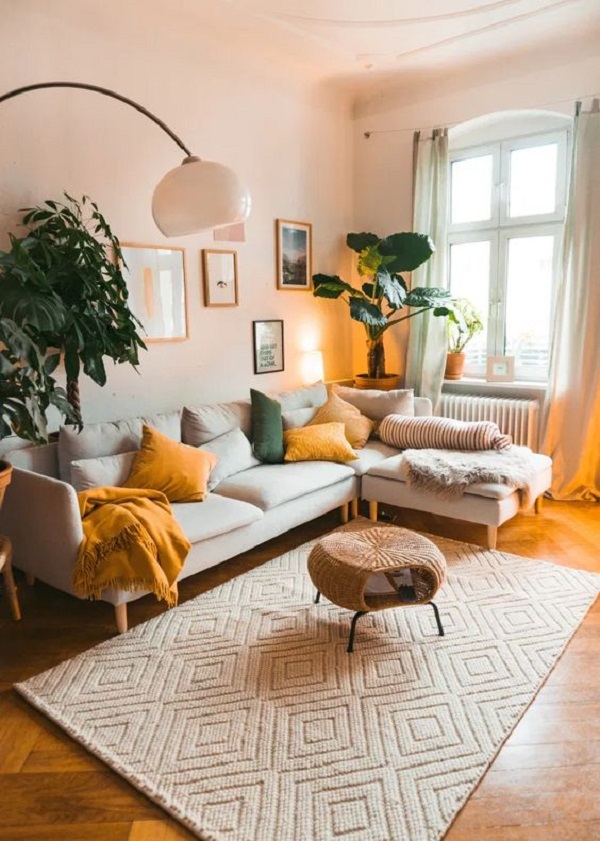 Sofá com manta amarela para sala moderna