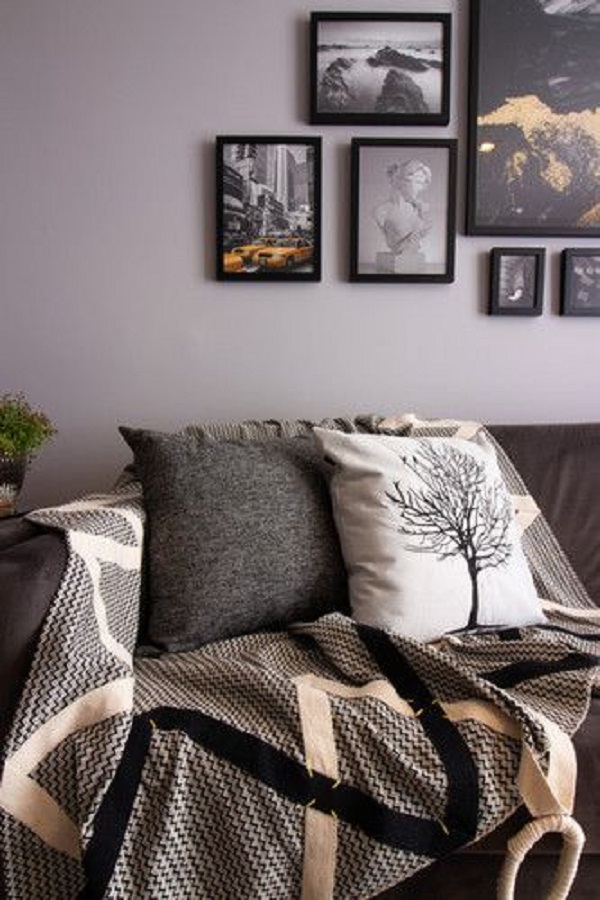 Sofá com manta cinza e branco