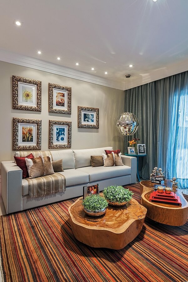 Sala de estar com sofá com manta clássico