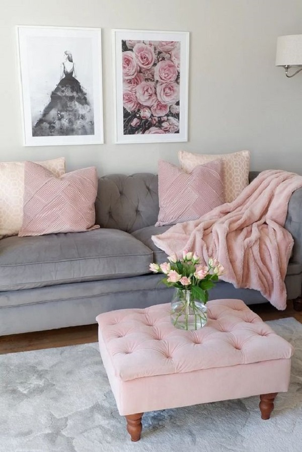 Sofá com manta rosa claro
