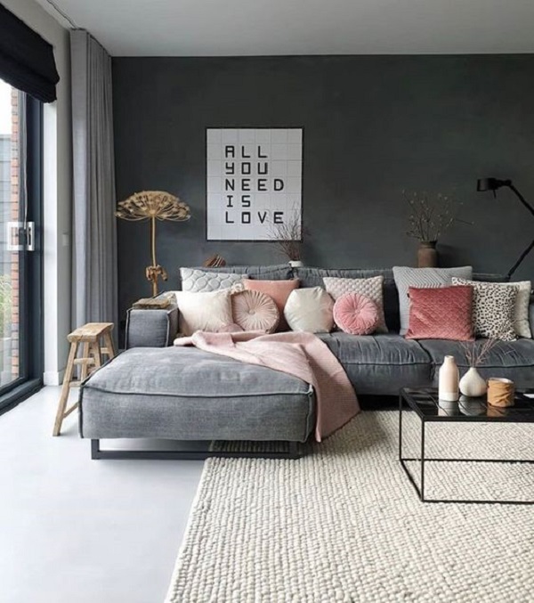 Decoração de sofá com manta cor de rosa