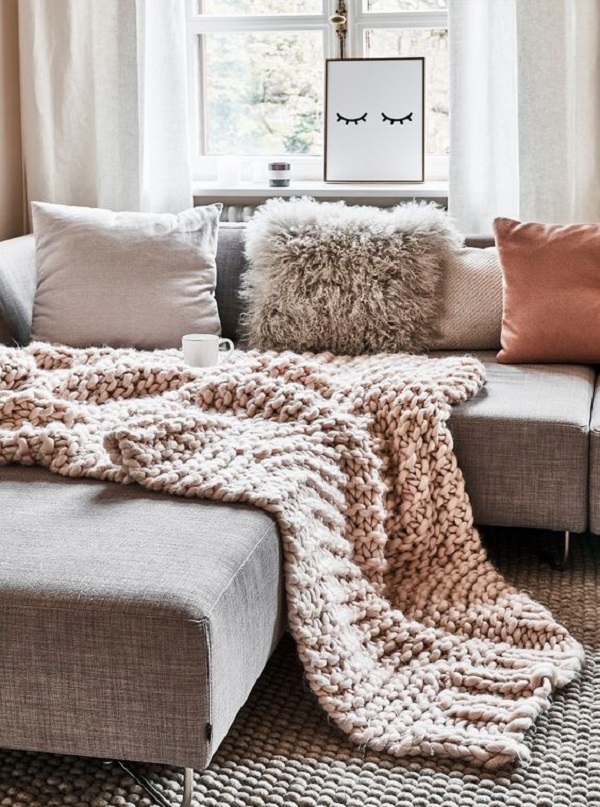 Decoração de sofá com manta de crochê