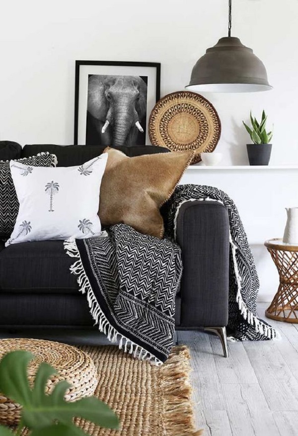 Sofá com manta preto e branco