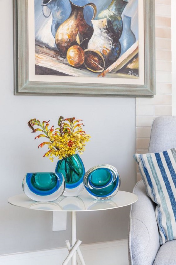Sala de estar decorada com vaso de vidro azul