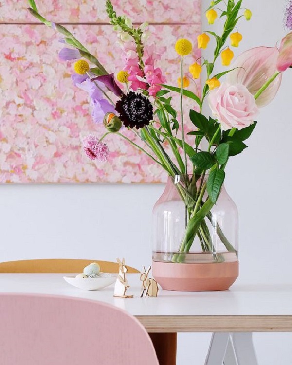 Arranjo de mesa para sala de jantar e flores em tons de rosa e lilás