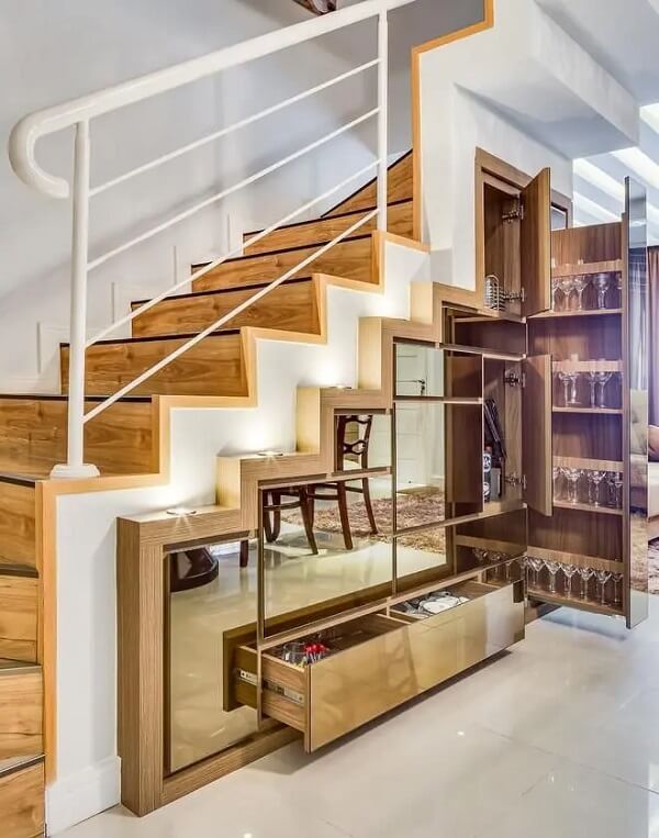 Armário embaixo da escada com portas espelhadas