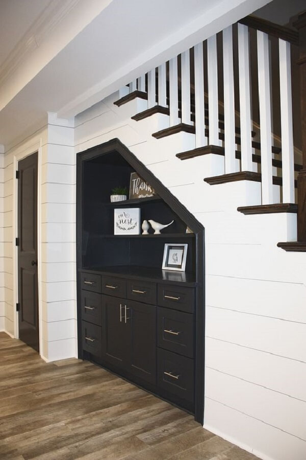 Tons de preto e branco para armário embaixo da escada