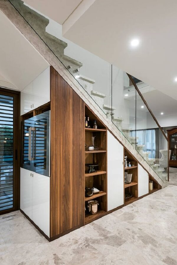 Projeto de armário embaixo da escada com guarda corpo de vidro
