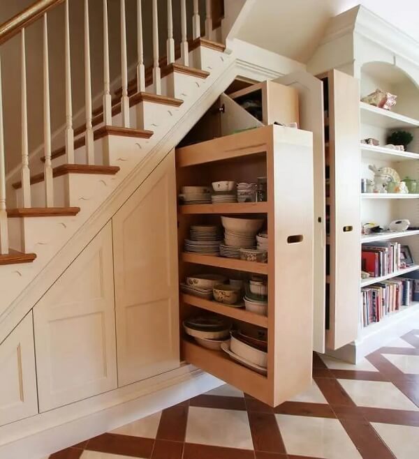 Planeje um armário embaixo da escada e deixe a casa mais organizada