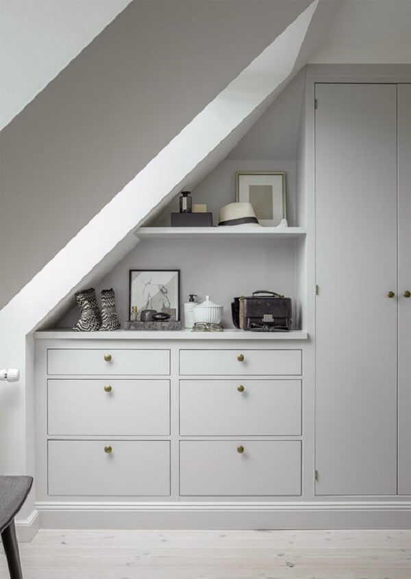 Armário embaixo da escada com design clean e minimalista