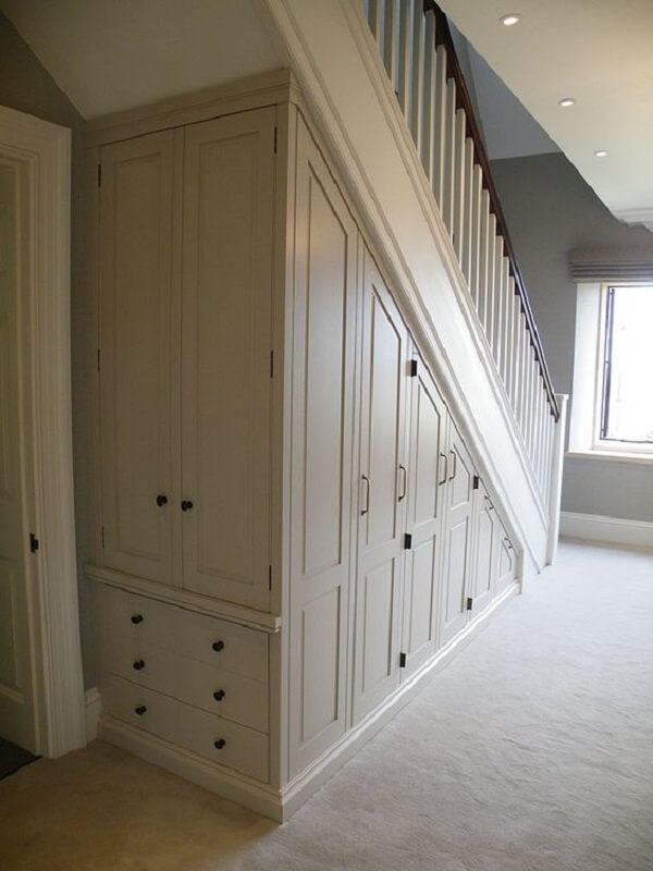Aproveite cada cantinho da sua casa e monte um armário embaixo da escada planejado