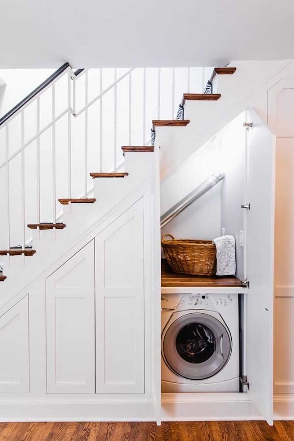 Ideias de armário embaixo da escada e lavanderia simples