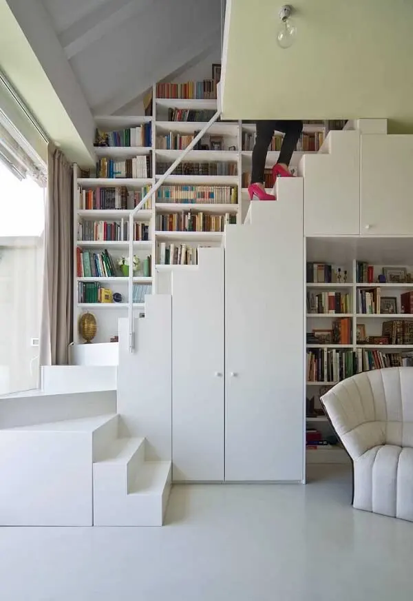 Ideias de armário embaixo da escada para organização de livros