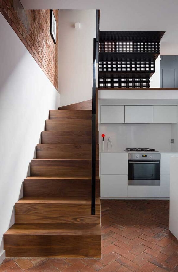 Soluções inteligentes para casas pequenas: armário embaixo da escada na cozinha
