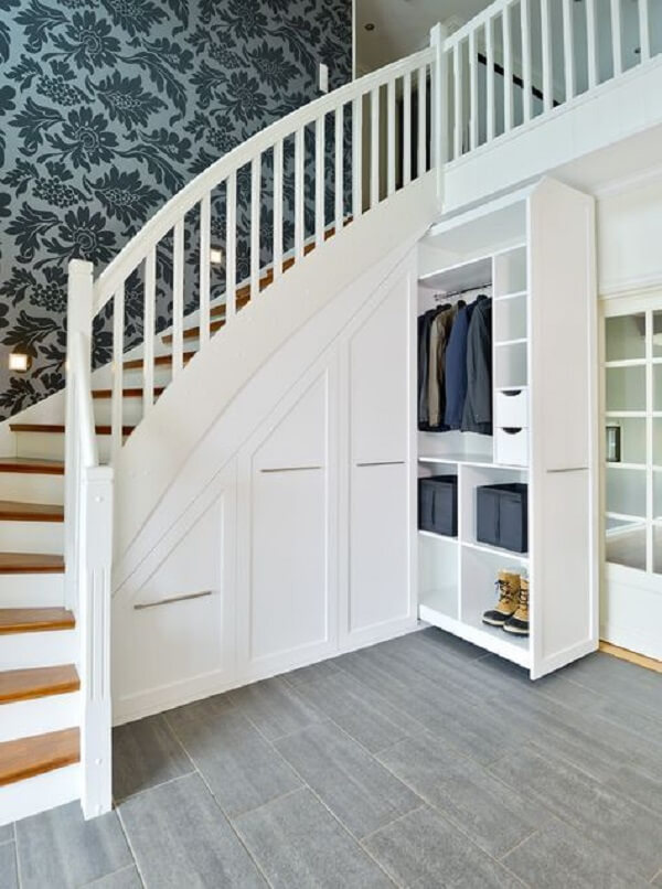 Decoração minimalista com armário embaixo da escada