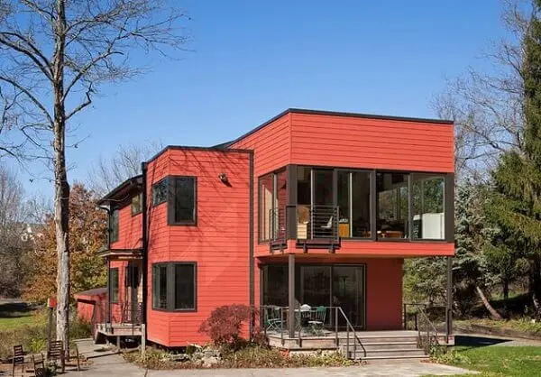Casa vermelha grande com terraço