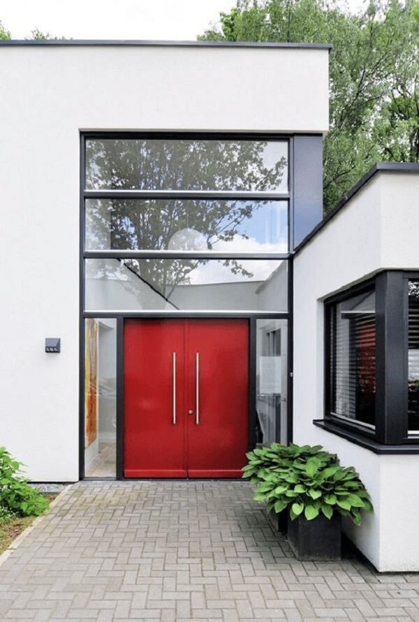 Casa moderna com porta vermelha de entrada